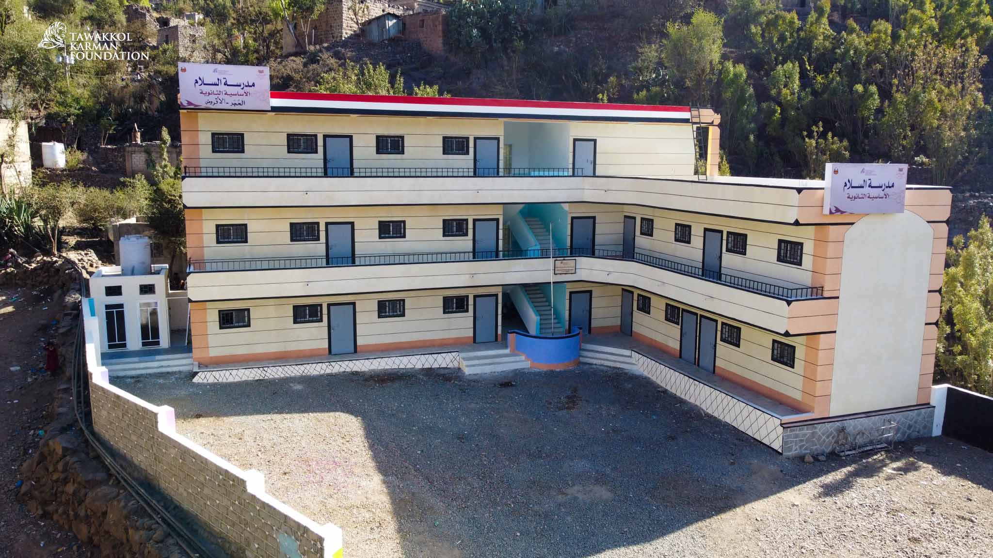 Tavakkol Karman Vakfı Taiz Vilayetine Bağlı El-Akrud İlçesinde Al-Salam Ortaokulunun Açılışını Yaptı